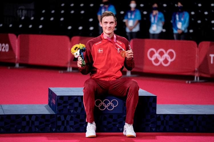 Viktor Axelsen med sin hidtil største sportslige triumf: OL-guldet fra 2021. Foto: Tariq Mikkel Khan