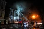 Brandmænd slukker ild i en bygning i Kharkiv i Ukraine efter et russisk droneangreb natten til nytårsaftensdag. Foto: Sergey Bobok/Ritzau Scanpix