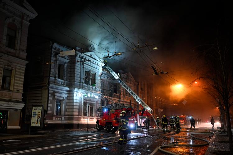 Brandmænd slukker ild i en bygning i Kharkiv i Ukraine efter et russisk droneangreb natten til nytårsaftensdag. Foto: Sergey Bobok/Ritzau Scanpix