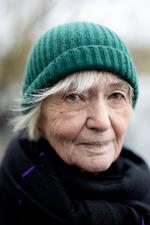  Journalist og forfatter  Kirsten Jacobsen var overrasket over, hvor lovlydig hun selv var, da hendes mand sad stærkt svækket i en kørestol efter en blodprop. Selv om de havde lovet at hjælpe hinanden, hvis en af dem endte i en situation, hvor de ønskede at vælge livet fra, kunne hun ikke tage livet af et andet menneske, når det er ulovligt.  Foto: Thomas Borberg