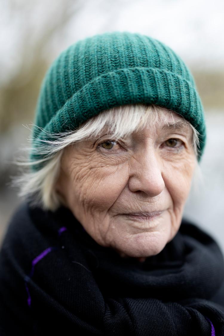  Journalist og forfatter  Kirsten Jacobsen var overrasket over, hvor lovlydig hun selv var, da hendes mand sad stærkt svækket i en kørestol efter en blodprop. Selv om de havde lovet at hjælpe hinanden, hvis en af dem endte i en situation, hvor de ønskede at vælge livet fra, kunne hun ikke tage livet af et andet menneske, når det er ulovligt.  Foto: Thomas Borberg