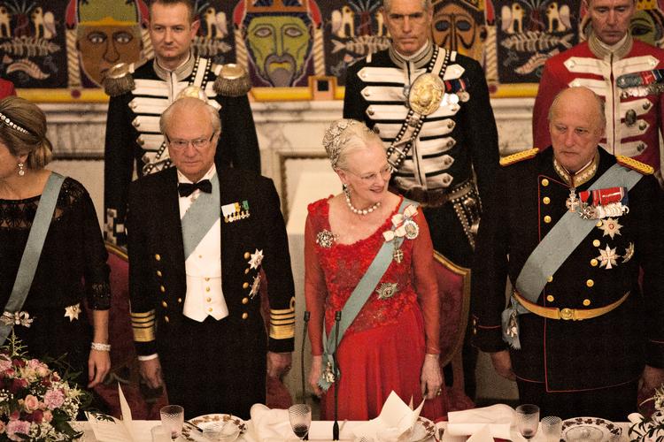 De skandinaviske kongehuse har et tæt forhold til hinanden, og derfor kan dronning Margrethes abdicering måske også få konsekvenser for Sveriges kong Carl XVI Gustaf (tv.) og Norges kong Harald V (th.). Foto: Joachim Adrian
