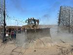 Palæstinensere bryder gennem grænsehegnet mellem Israel og Gaza 7. oktober 2023. Foto: Stringer/Ritzau Scanpix