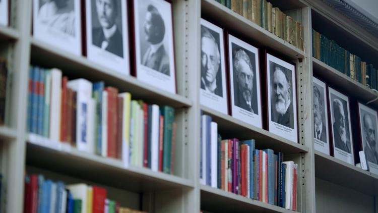 Bo Tao Michaëlis mener, at Nobelprisen i litteratur er verdens mest overvurderede, for ofte er det svenske akademi en postgang eller to for sent med hensyn til litterære nybrud, visioner og avantgarde – og kvindelige forfattere. Foto: DR
