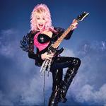 Dolly 'Benatar' Parton optræder for første gang i sit liv som rockdronning i stram sort læder og slipper musikalsk nogenlunde helskindet fra det. Foto: Pr-foto: Universal