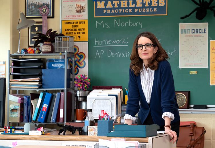  Tina Fey, der har skrevet manuskript til begge filmversioner af 'Mean Girls', spiller igen matematiklæreren Ms. Norbury .  Foto: Jojo Whilden/Paramount/Jojo Whilden