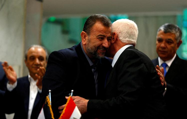 En af toplederne i Hamas, Saleh al-Arouri (tv.) fotograferet i Egyptens hovedstad, Kairo, i 2017, hvor han omfavner den palæstinensiske Fatah-leder, Azzam Ahmad, da de palæstinensiske grene indgik en forsoningsaftale.  Foto: Amr Abdallah Dalsh/Ritzau Scanpix