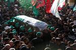 Sørgende palæstinensere under begravelsen af    Ahmad Hammoud, der blev dræbt sammen med Hamas' viceleder Saleh al-Arouri under et droneangreb i Beirut i Libanon tirsdag.  Foto: Aziz Taher/Ritzau Scanpix