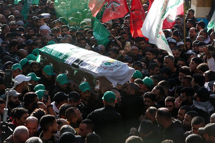 Sørgende palæstinensere under begravelsen af    Ahmad Hammoud, der blev dræbt sammen med Hamas' viceleder Saleh al-Arouri under et droneangreb i Beirut i Libanon tirsdag.  Foto: Aziz Taher/Ritzau Scanpix