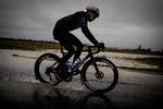 Kasper Asgreen er en af de få professionelle topryttere som er bosiddende i Danmark. De kolde og regnfulde træningstimer opbygger en modstandskraft over for vejret, som kommer til gavn i forårets brostensklassikere.  Foto: Martin Lehmann