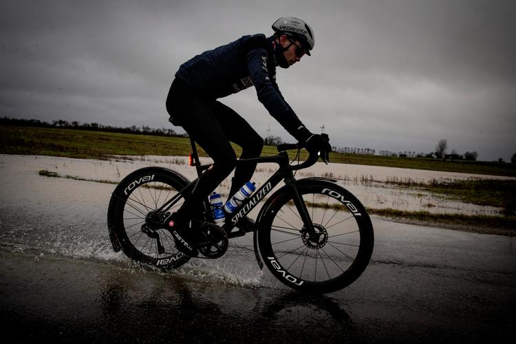 Kasper Asgreen er en af de få professionelle topryttere som er bosiddende i Danmark. De kolde og regnfulde træningstimer opbygger en modstandskraft over for vejret, som kommer til gavn i forårets brostensklassikere.  Foto: Martin Lehmann