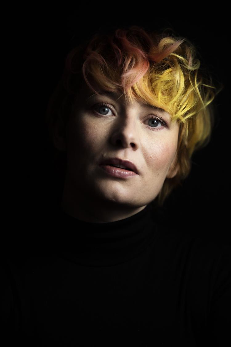 Endelig har Annika Aakjær udgivet sin sang 'Gode nyheder', som hun har spillet live flere gange de senere år. Og den giver stadig lytteren en klump i halsen. Foto: Linda Johansen