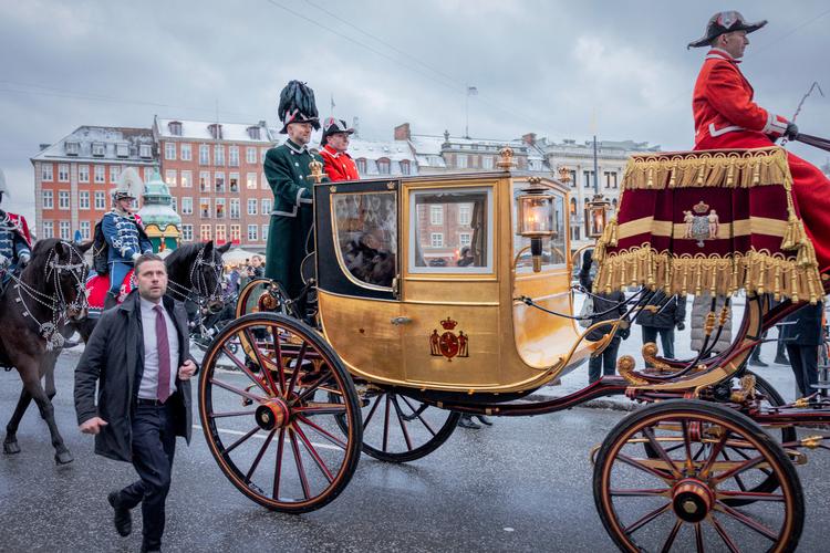 Torsdag 4. januar kørte dronning Margrethe for sidste gang som regent i guldkaret gennem København. På begge sider af vognen luntede PET-vagter med på turen, og det er blandt andet udgifter til folk som disse, der ikke fremgår af kongehusets årsrapport. Foto: Miriam Dalsgaard