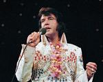 Elvis Presley genopstår ved hjælp af kunstig intelligens i et musikalsk show, der får premiere i London til november. billedet er fra 'Aloha from Hawaii'-koncerten i Honolulu  i januar 1973.  Foto: Elvis Presley Enterprises Llc/Ritzau Scanpix