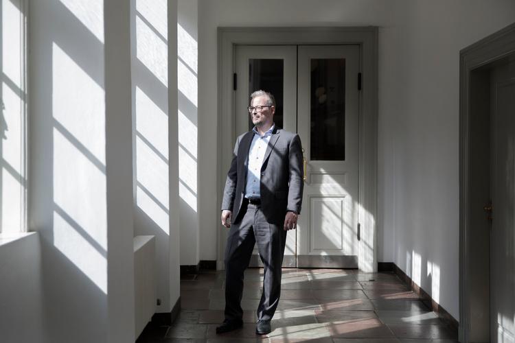 »Danskerne bruger flere penge på oplevelser. Det hører man også fra de andre museer. Og så er turisterne tilbage efter corona. Sidst og ikke mindst så har vi lavet en række udstillinger, der appellerer til et bredt publikum«, siger Rane Willerslev, der er direktør for Nationalmuseet. Foto: Louise Herrche Serup
