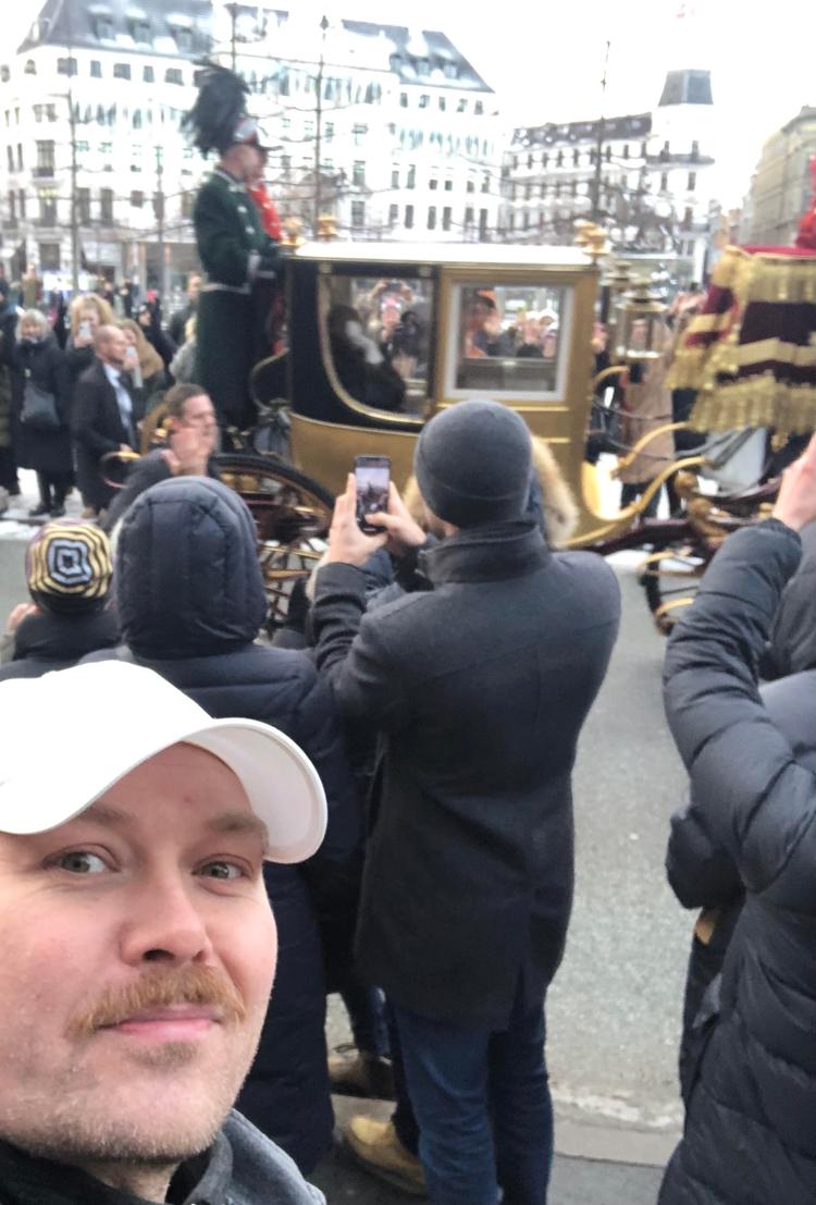 Selfie af skribenten foran dronningen og hendes sidste tur i guldkareten.  Foto: Mathias Kryger