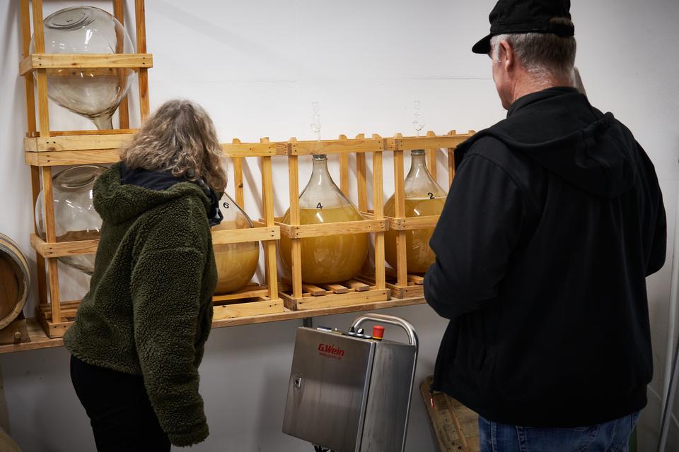 Ligesom spontangæret naturvin spås mousserende vin fra Danmark at blive rigtig stort. Det er derfor også noget Gilleleje Wine ser på at producere i fremtiden. Foto: Alexander Vissing