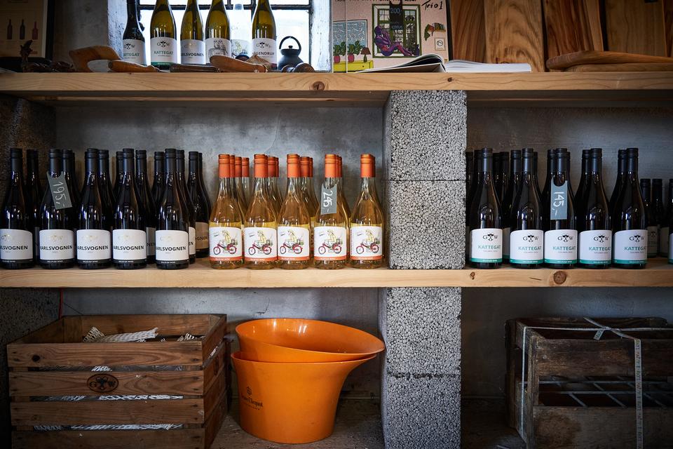 Vinen dyrkes på den ene side af gården, produces indenfor og sælges på den anden side af gården. Så du kan ofte blot dumpe forbi, hvis du alligevel er på disse kanter, og købe et par flasker med Foto: Alexander Vissing