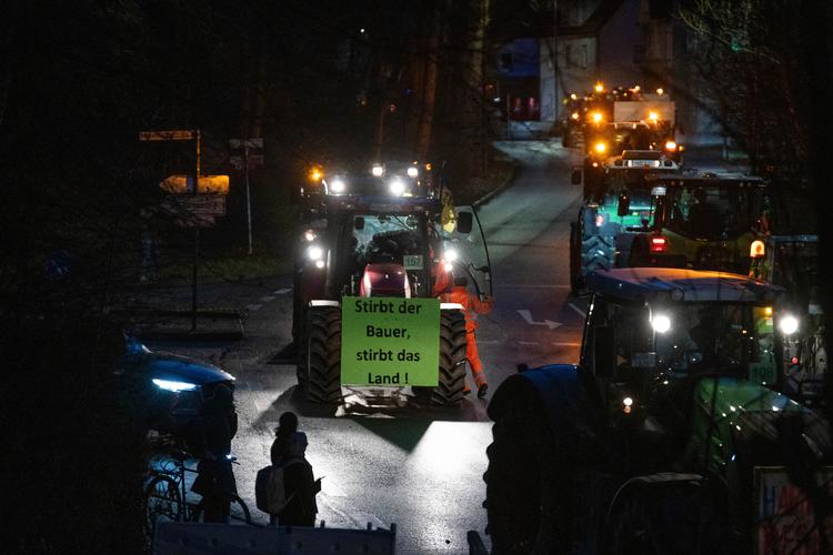 Mens en gruppe landmænd blokerede færgehavnen i det nordlige Tyskland, kørte hundrevis af protesterende landmænd i traktorer ud på gaderne i sydlige Bayern. Foto: Stefan Puchner/Ritzau Scanpix