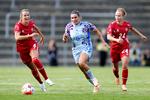 Rikke Sevecke (tv) i en træningskamp mod Spanien i sommeren 2023. På billedet ses også spanske Maria Oliver og Josefine Hasbo. Foto: Jens Dresling