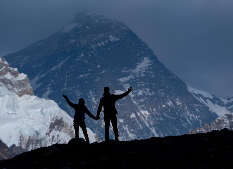 ​Artiklens forfatter og hans hustra foran Mount Everest. Billedet er taget ved Fifth Lake i Gokyo-området. Foto: Emil Jørgensen 