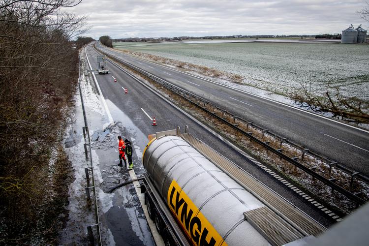 Sydmotorvejen, fra Rødbyhavn til Maribo, er efter de seneste dages voldsomme nedbør frosset til is. Foto: Ingrid Riis/Ritzau Scanpix