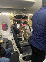 Sådan så der ud i kabinen på Flight 1282 fredag eftermiddag efter at det var nødlandet i Portland i den amerikanske delstat Oregon. Vinduet og panelet omkring det var faldet af, trykket i kabinen faldet og iltmaskerne udløst. Kyle Rinker via X/via REUTERS THIS IMAGE HAS BEEN SUPPLIED BY A THIRD PARTY. MANDATORY CREDIT.NO RESALES.NO ARCHIVES. Foto: Kyle Rinker/Ritzau Scanpix