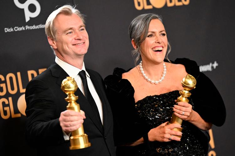 Christopher Nolan poserer sammen med sin hustru, producer Emma Thomas, efter at 'Oppenheimer' løb med en stribe Golden Globe-priser. Foto: Robyn Beck/Ritzau Scanpix