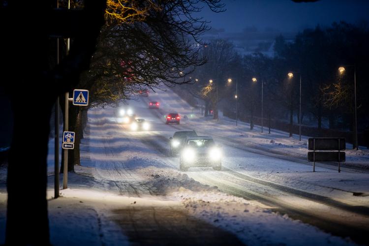 Isglatte veje skaber trafikale problemer flere steder i landet i mandagens morgentrafik. Foto: Johnny Pedersen/Ritzau Scanpix