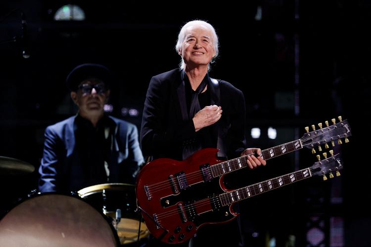Jimmy Page, der på sine ældre dage tager sig ud som en britisk gentleman, har både i sin musik og i sit liv eksperimenteret flittigt. Med stoffer, det okkulte og langt yngre kærester. Foto: Eduardo Munoz/Ritzau Scanpix