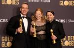 En af de store vindere ved Golden Globe 2024 var tv-serien 'Succession' . Her ses skuespillerne Sarah Snook, Matthew Macfadyen (t.v.) og Kieran Kulkin. De vandt alle tre i følgende kategorier: 'Bedste mandlige birolle', 'bedste kvindelige skuespiller, drama' samt 'bedste mandlige skuespiller, drama'. Foto: Mario Anzuoni/Ritzau Scanpix