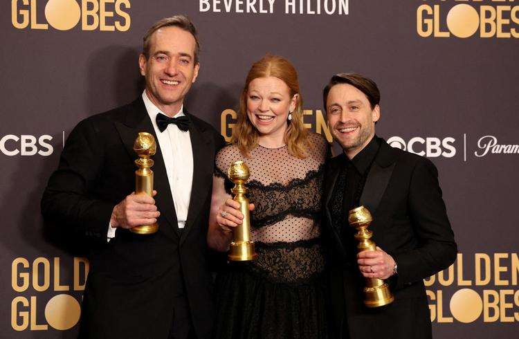 En af de store vindere ved Golden Globe 2024 var tv-serien 'Succession' . Her ses skuespillerne Sarah Snook, Matthew Macfadyen (t.v.) og Kieran Kulkin. De vandt alle tre i følgende kategorier: 'Bedste mandlige birolle', 'bedste kvindelige skuespiller, drama' samt 'bedste mandlige skuespiller, drama'. Foto: Mario Anzuoni/Ritzau Scanpix