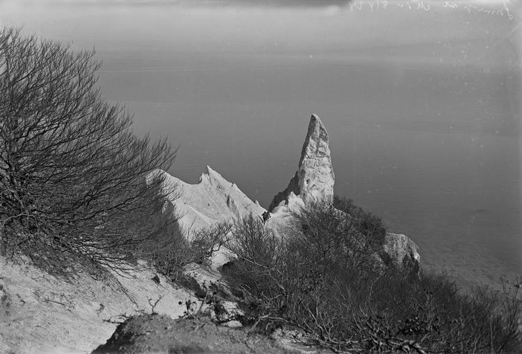 Sommerspiret var en markant kalkspids på Møns Klint. Store dele af den styrtede i havet 13. januar 1988, og nu er resten brast helt sammen. Her er den fotograferet af Politikens Holger Damgaard i 1920'erne. Foto: Holger Damgaard