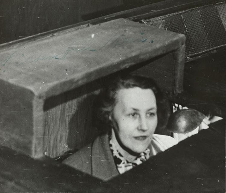 Vi kan ikke helt gennemskue copyright-forholdene for billederne i 'Musikkens Vandbærere', så her kommer et foto, der viser, hvordan vi forestiller os, suffløren og kostumieren Annika Griselda Blaudtzun har passet sit arbejde »ved det traditionsrige teater Rosenhaven på Amager«. Foto: Oslo Museum/Teaterhistorisk Samling