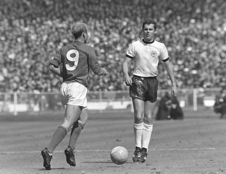 Bobby Charlton og Franz Beckenbauer eliminerede hinanden i VM-finalen i 1966. Foto: Sven Simon/Ritzau Scanpix