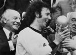 Franz Beckenbauer jholder pokalen, efter at Vesttyskland har besejret Holland i VM-finalen i fodbold i 1974. Foto: -/Ritzau Scanpix