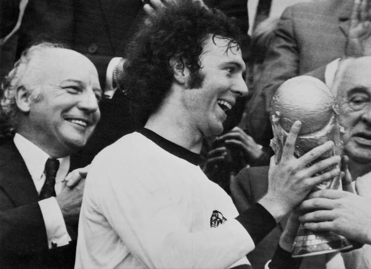 Franz Beckenbauer jholder pokalen, efter at Vesttyskland har besejret Holland i VM-finalen i fodbold i 1974. Foto: -/Ritzau Scanpix