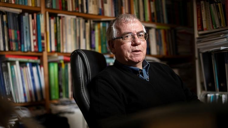 Kjeld Møller Pedersen bruger over 1.000 kroner om måneden på nye bogtitler til sin digitale e-bogslæser, hvor alt fra faglitteratur over biografier til skønlitteratur svælges som den gode mad.  Foto: Privatfoto