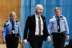 Massemorderen Anders Behring Breivik bliver tirsdag ført ind i retten. I modsætning til tidligere begyndte han ikke retsmødet med at lave en nazihilsen. Foto: Cornelius Poppe/Ritzau Scanpix