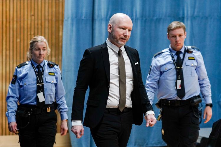Massemorderen Anders Behring Breivik bliver tirsdag ført ind i retten. I modsætning til tidligere begyndte han ikke retsmødet med at lave en nazihilsen. Foto: Cornelius Poppe/Ritzau Scanpix
