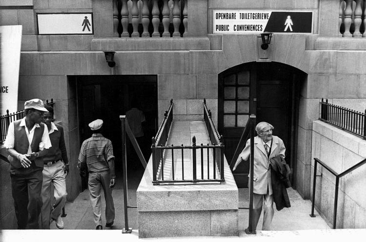 Fra 1948 til 1990 levede sorte og hvide borgere adskilt under apartheidsystemet i Sydafrika. Årene trækker spor til ny retssag mod Israel. Foto: Greg English/Ritzau Scanpix