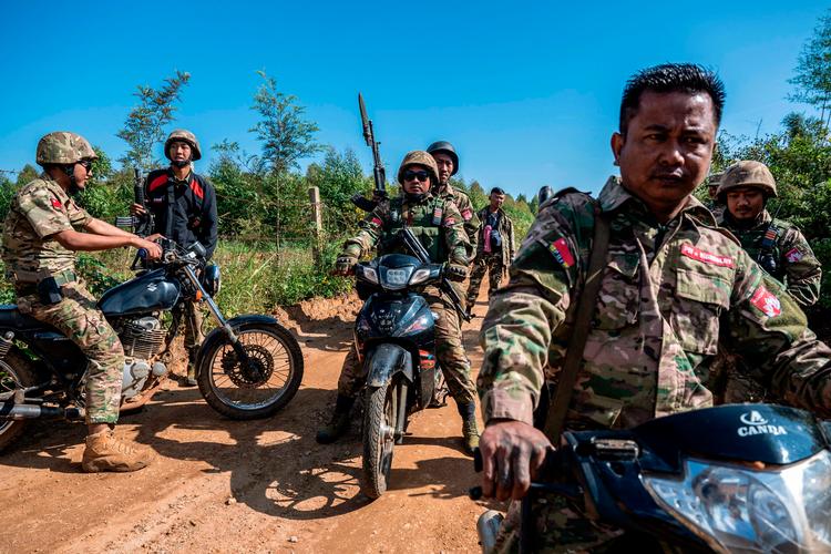 Op mod 10.000 velbevæbnede medlemmer af forskellige oprørsgrupper har siden oktober tilføjet Myanmars militærdiktatur alvorlige militære nederlag.

   Foto: Str/Ritzau Scanpix
