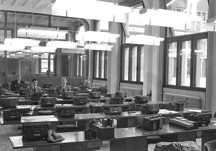 Der er masser af afbrydelser i dagens storrumskontor. Forskning viser, at hvor vi i 1960'erne sad ved vores skrivebord 30 procent af tiden, er det 90 procent i dag, forklarer Gloria Mark i en podcast. (Arkivfoto) Foto: Erik Petersen