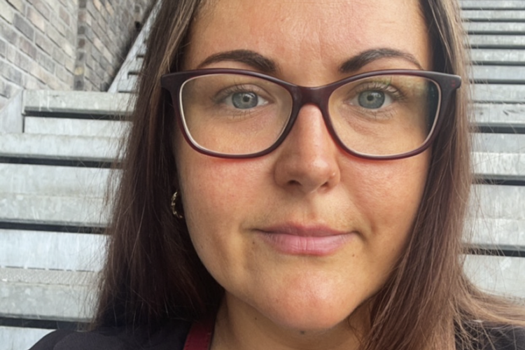 Anna-Sofie Johansen bor i andelslejlighed i Vanløse sammen med sin kæreste og deres seks-årige søn, Christian. Kæresten er skraldemand, og deres økonomi ville ikke hænge sammen, hvis hun måtte nøjes med SU under uddannelsen til sosu-assistent. Hun har 3 år igen, før hun er færdig.  Foto: Privatfoto
