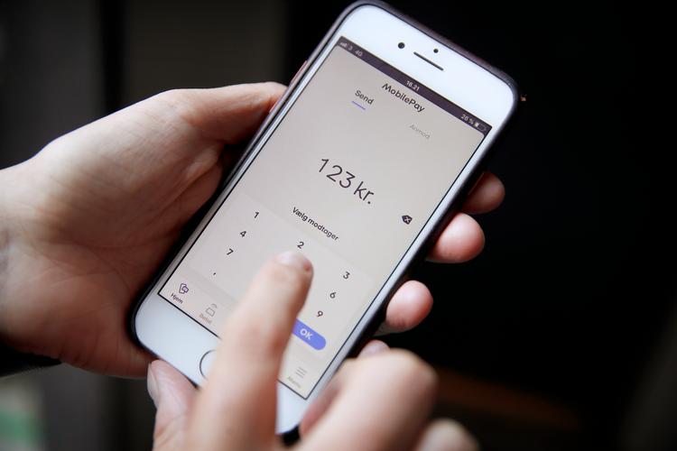 En betaling til en privatperson på MobilePay svaer rent teknisk til en kontooverførsel. Og her er det meget vanskeligt at få tilbageført penge, selv hvis man er blevet svindlet. Foto: Jens Dresling