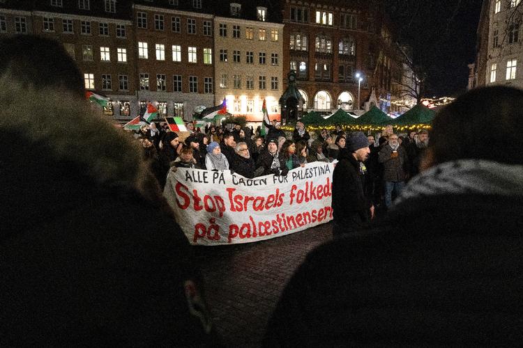 Demonstranter på gaden på Kultorvet og Købmagergade i København for at vise støtte til Palæstina. Israel sagsøges for folkedrab. Foto: Finn Frandsen