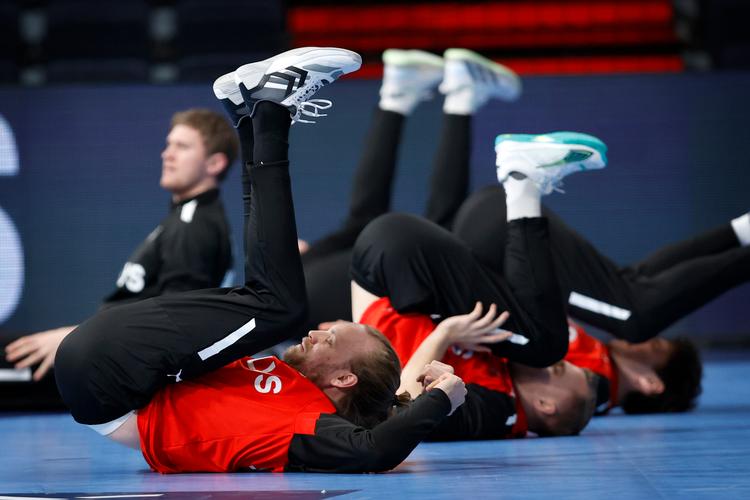  Henrik Møllgaard (forrest) og resten af det danske landshold trænede onsdag i Olympiahalle og åbner torsdag EM mod Tjekkiet.   Foto: Jens Dresling