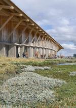 De 5 Skuldelev-skibe skal flytte ind i en lagt træbygning, som i fremtiden bliver indgangen til Vikingeskibsmuseet i Roskilde. Illustration Kvant 1 og Lundgaard & Tranberg Arkitekter