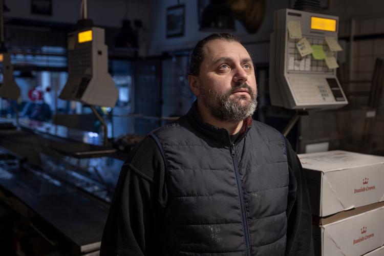 45-årige Oliver Kostovski har arbejdet i butikken på Kultorvet i 20 år. Nu lukker han og samler kræfterne i sin slagterforretning på Østerbro. Foto: Emil Bay