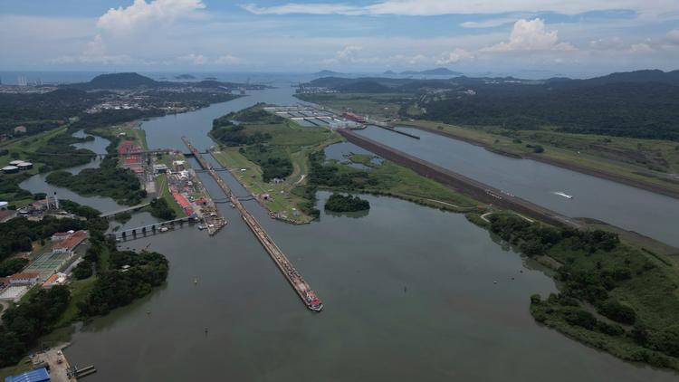 Panama-kanalen har i månedsvis været ramt af lav vandstand, men nu er problemet så stort, at Mærsk er nødt til at fragte gods med tog i stedet for igennem kanalen. Foto: Mauricio Valenzuela/Ritzau Scanpix